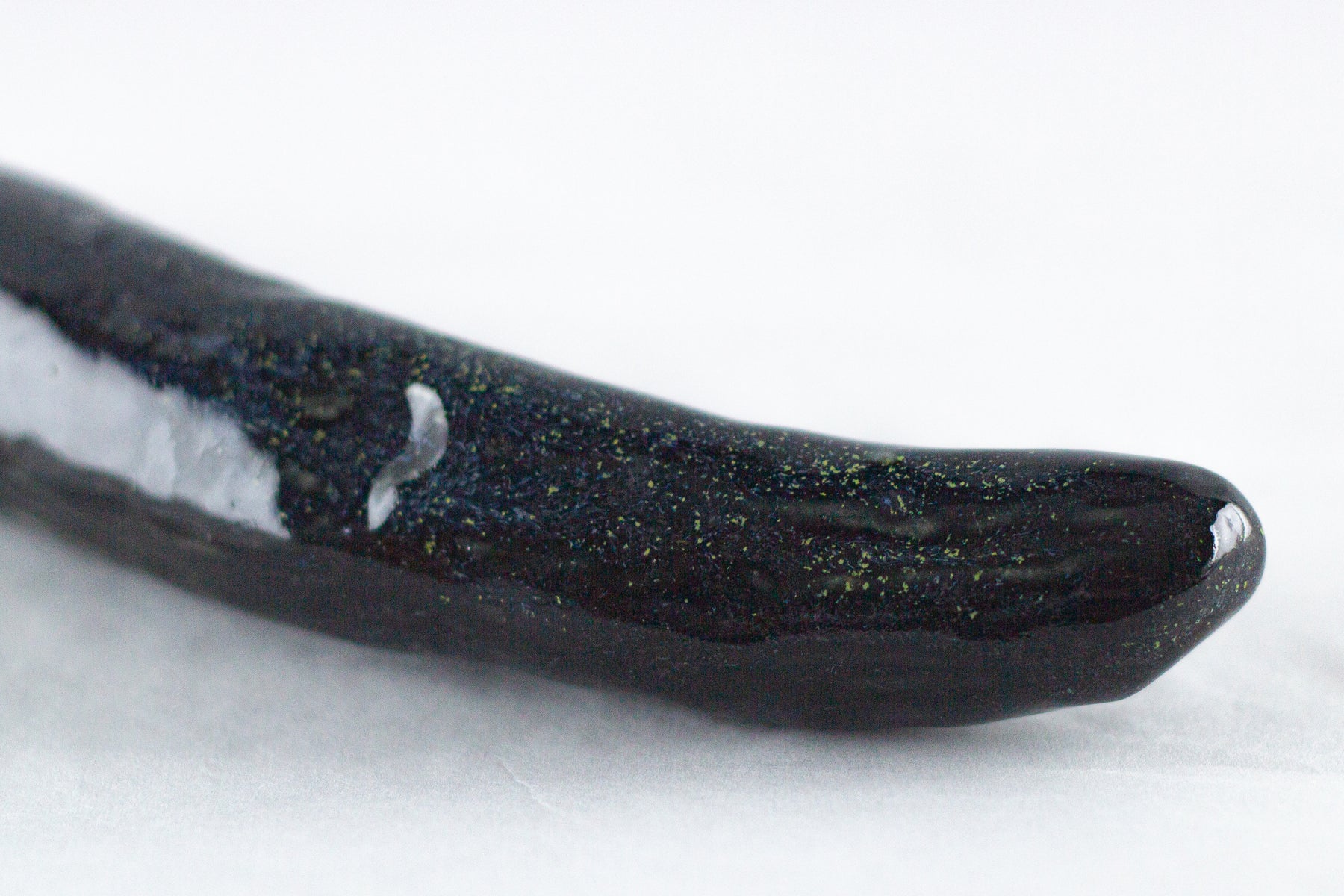 Gode en céramique - Le concombre noir épicé de La Mère Michet