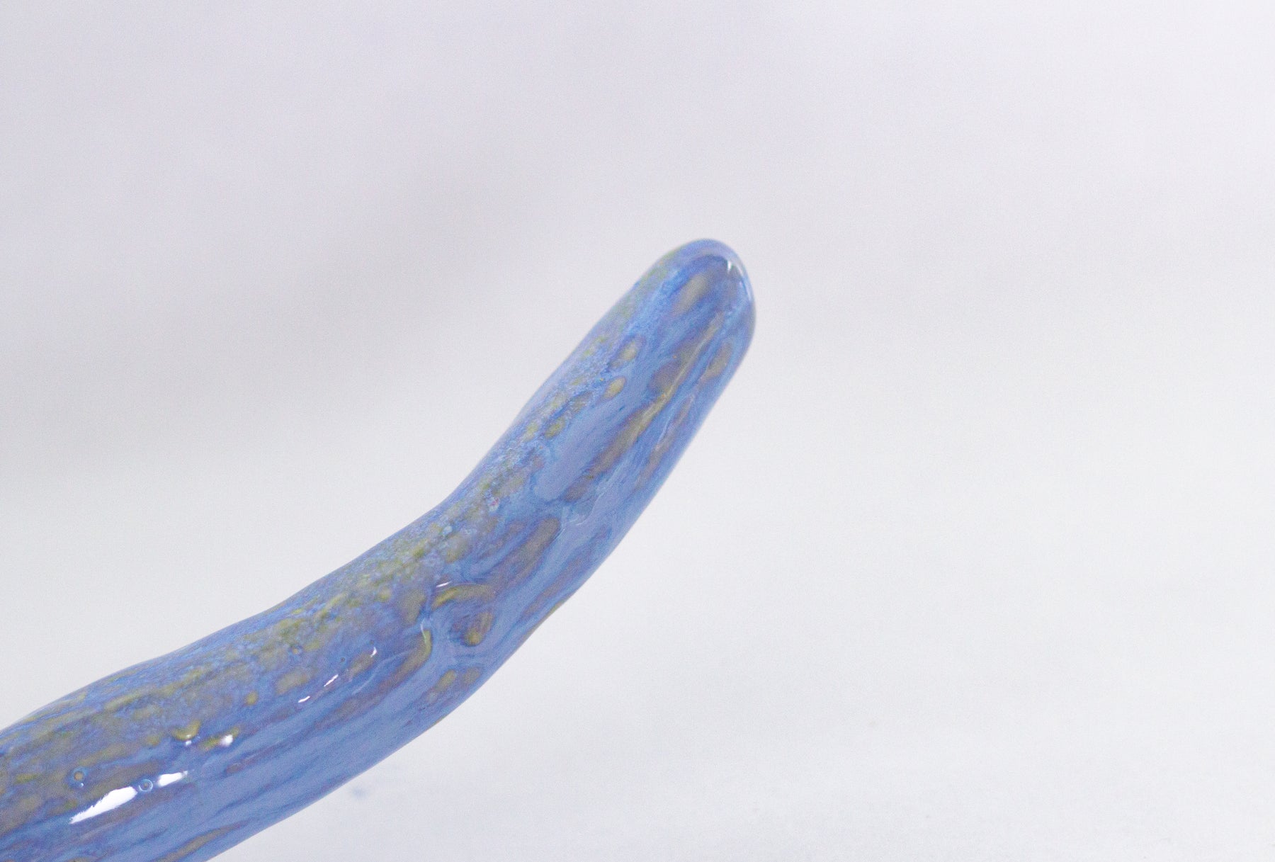 Gode en céramique - Le concombre bleu lavande de La Mère Michet